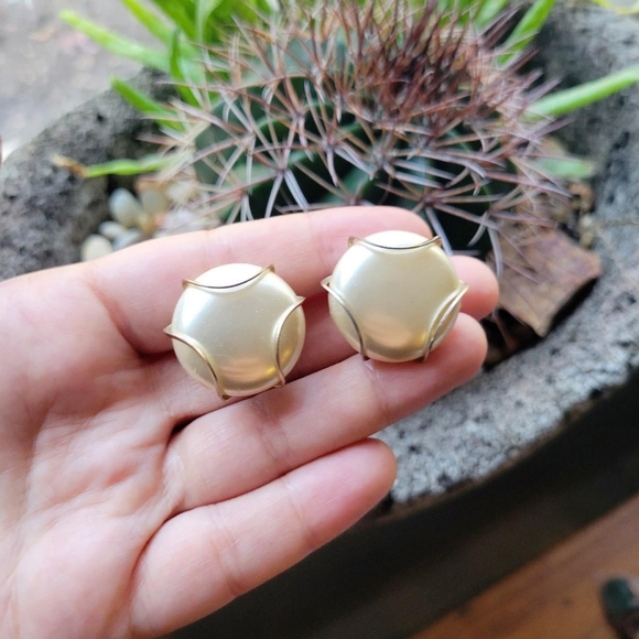 Vintage Faux Pearl Classic Pearl Screwback Clipon Earrings - Picture 6 of 8